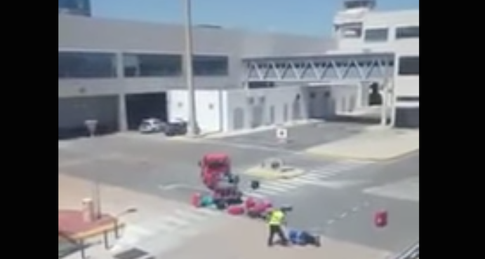 Empleado del aeropuerto de Ibiza, España, avienta las maletas de ... - SinEmbargo