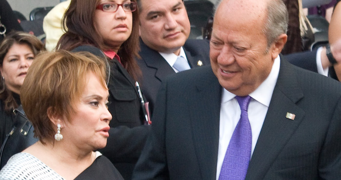 El reloj, el vino caro, la ropa de marca, el avión privado, el desplante es lo que les permite a los líderes sindicales sentarse de tú a tú con los empresarios y políticos; lo que les hace representar dignamente (que no con dignidad) a sus bases. Foto: Guillermo Perea, Cuartoscuro