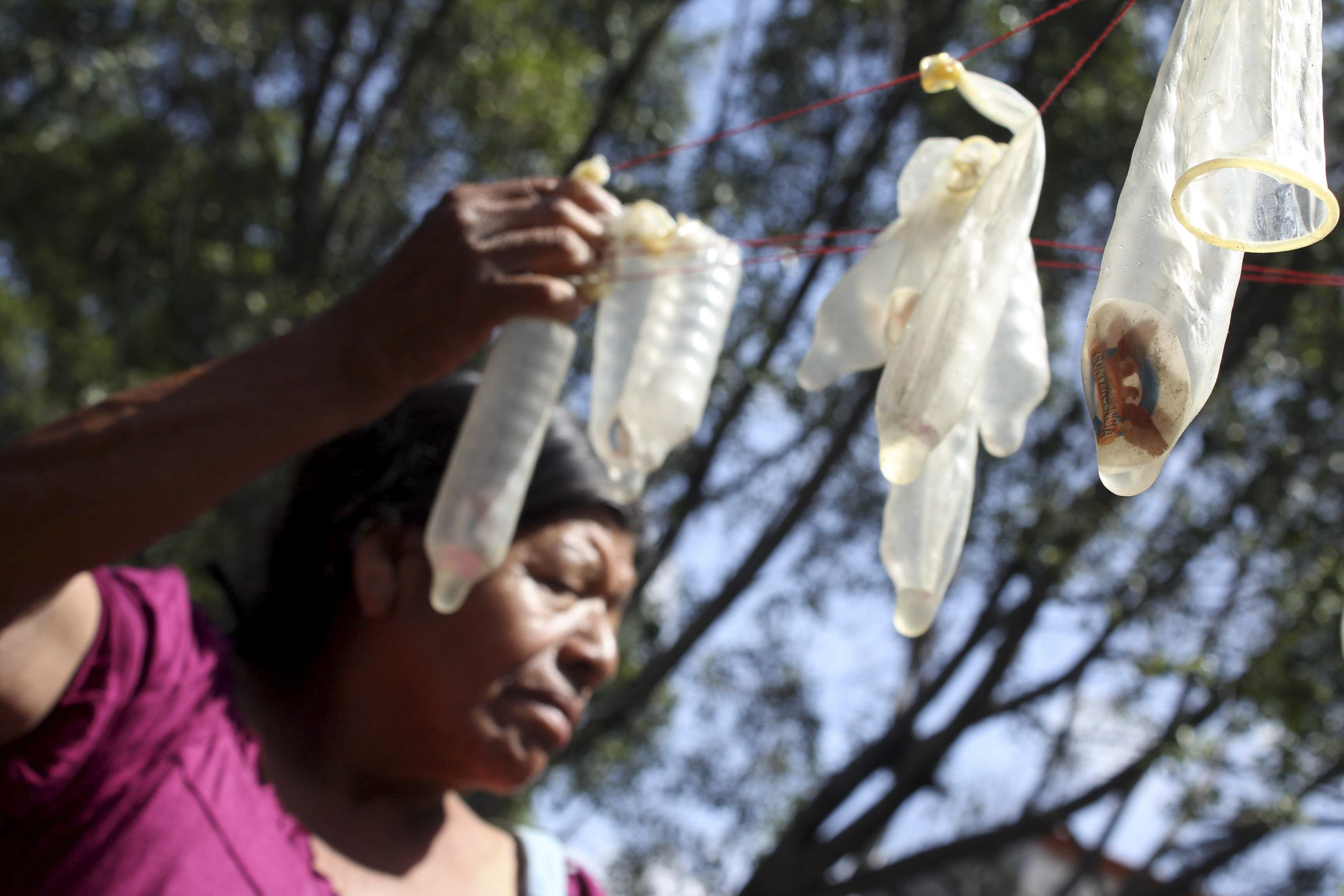 Protestan con condones contra dirigente del MC en Oaxaca 