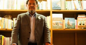 ÉLMER MENDOZA Y SU GOZO POR LA LITERATURA