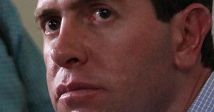 CASTILLO: EL HOMBRE QUE SE CAE PARA ARRIBA