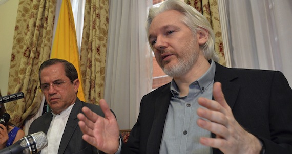 Julian Assange anuncia que dejará la Embajada de Ecuador 