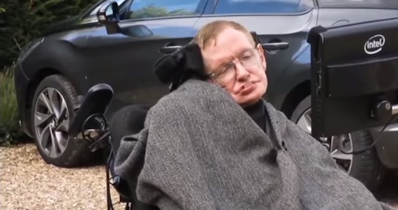 Stephen Hawking, quien padece esclerosis lateral amiotrófica, se suma a la campaña del cubo con hielo (VIDEO)