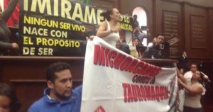 Activistas rechazando a la charrería y a la tauromaquia como Patrimonio Cultural Inmaterial del Estado. Foto: Anima Naturalis.