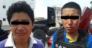 Jóvenes detenidos con armamento estallan en llanto, y policías les toman fotos