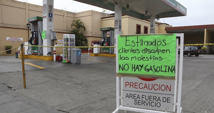 Ante la toma de la Terminal de Abasto y Reparto (TAR) de PEMEX, el desabasto de combustible en las gasolineras de Oaxaca ocasionó el cierre de por lo menos una decena, mismas que al no tener combustible no iniciaron operaciones, y es que la TAR se encarga de surtir de combustible a las gasolineras de la capital y municipios conurbados. La escasez ocasionó además, las llamadas compras de pánico.