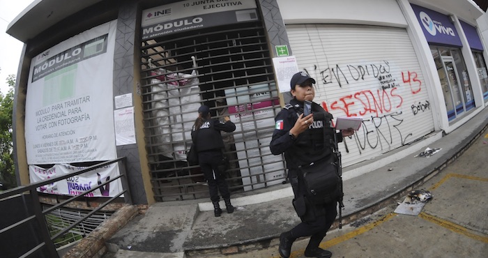 Encapuchados incendian oficinas del INE en Xalapa; edificio de la Sedesol también es vandalizado