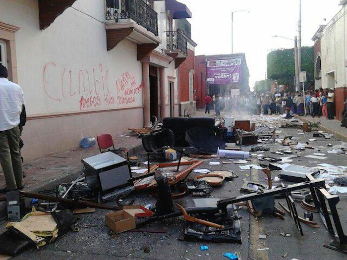 Con machetes en mano, varios perredistas se introdujeron a las oficinas de la Presidencia Municipal. Foto: ZonaFranca
