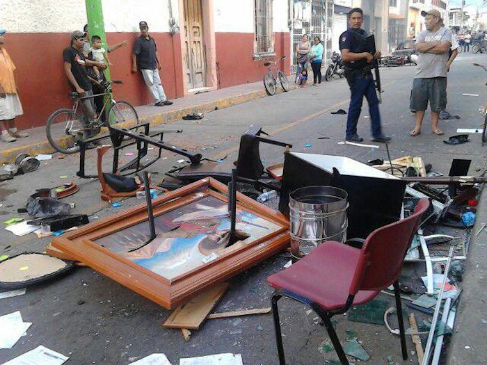 Con machetes en mano, varios perredistas se introdujeron a las oficinas de la Presidencia Municipal. Foto: ZonaFranca