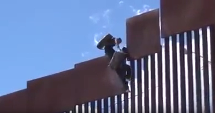 VIDEO muestra a sujetos cruzando droga en la valla fronteriza con EU
