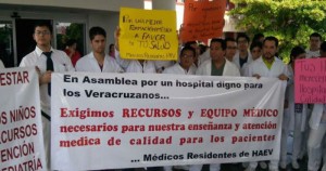 Personal del Hospital de Veracruz lleva 48 horas en paro; exigen desde curitas hasta claridad en gasto