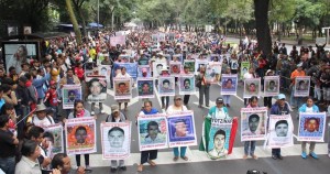 Padres de los 43 encabezan la marcha. Foto: SinEmbargo/ Francisco Cañedo