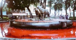 Fuentes en distintos puntos del DF son teñidas de rojo en el Día de la Indignación por Ayotzinapa