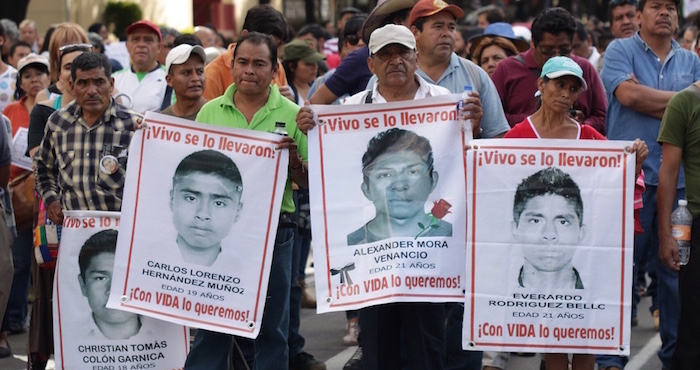 Marcha de los 10 meses de la desaparición de los 43 normalistas de Ayotzinapa. Foto: Francisco Cañedo, SinEmbargo.