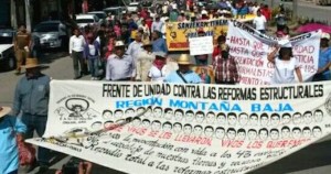 Maestros y estudiantes marchan en varios municipios de Guerrero por los 43 normalistas