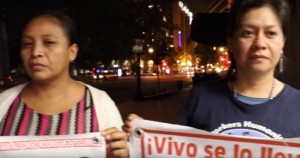 Las madres de Ayotzinapa pidieron al Papa Francisco que las ayude para que el gobierno de Peña Nieto les entregue con vida a sus hijos. Foto: Captura de pantalla de YouTube