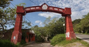 La entrada a la normal de Ayotzinapa. Foto: Francisco Cañedo, SinEmbargo.
