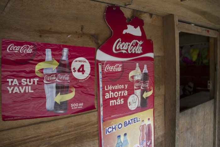 Las bebidas procesadas han logrado llegar a pueblos con bajo desarrollo económico, como Zinacantán, Chiapas. Foto: Cuartoscuro