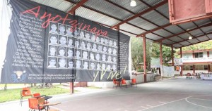 Manta de los 43 colocada en la Normal de Ayotzinapa.