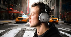 SOUNDTRACK: Playlist de Alejandro Márquez "para escuchar en un taxi pirata que toma un atajo"