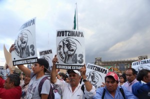 Los padres de los normalistas fueron recibido en el Zócalo, luego de su reunión con Peña Nieto, por decenas de personas. Foto: Francisco Cañedo, SinEmbargo