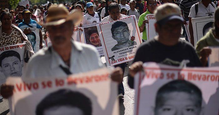 Los padres de los 43 han salido a las calles sin falta durante 12  meses desde la desaparición de sus hijos para exigir su presentación con vida. Foto: Cuartoscuro 