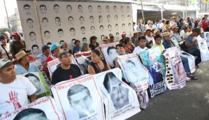 Familias inician ayuno por los 43 en el Zócalo; en el día 362, dicen: “no nos vamos a vencer”
