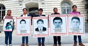 Esta semana madres de los 43 acudieron al Congreso de EU para entregar el informe del GIEI. Foto: EFE