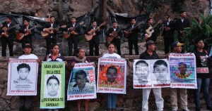 Familiares de los 43 normalistas de Ayotzinapa marcharon de la clausura del Festival Internacional Cervantino. Foto: Cuartoscuro