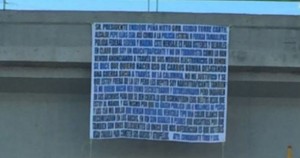 "Yo soy un traficante de drogas y no un terrorista", escribió Loisa en una narco manta que fue dirigida a los gobiernos federal, estatal y locales. Foto: Breitbart