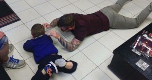Peluquero se tira al suelo para que niño con autismo se sienta cómodo durante su corte de cabello