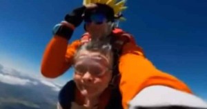 Era la primera vez que la abuelita hacía una caída libre. Foto: Captura de pantalla