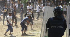 Los enfrentamientos entre porras son comunes. Foto: Cuartoscuro