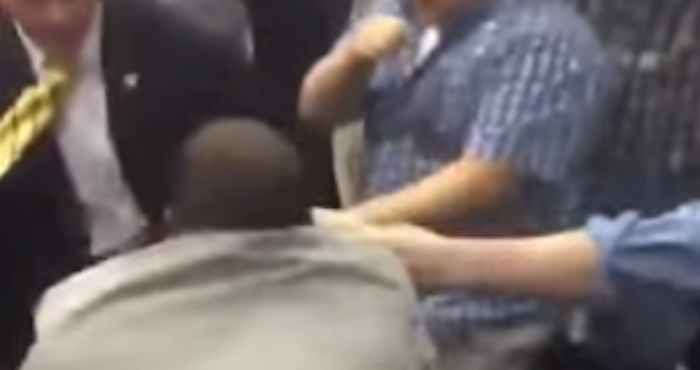 Activista afroamericano es agredido en evento de Donald Trump (VIDEO)