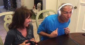 Hombre se entera que va ser abuelo. Foto: Especial