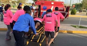 Durante la carrera 5K, un hombre falleció víctima de un infarto, lo que consterno a los corredores y al término de la carrera, se ofreció un minuto de silencio por el sensible fallecimiento de este corredor. Foto: Twitter @aaronramiirez1