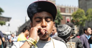 Decenas de personas se reunieron frente a la SCJN, en la Ciudad de México, para esperar el fallo sobre la droga. Foto: Francisco Cañedo, SinEmbargo