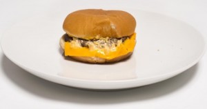 La semana pasada la noticia de que una hamburguesa servida en un restaurante de McDonald's en México contenía una cabeza de rata, impactó y puso en entredicho el prestigio de la cadena. Foto: The Huffington Post