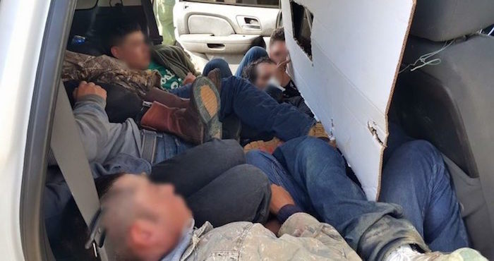 Los migrantes dentro del vehículo detenido en Texas. Foto: Especial