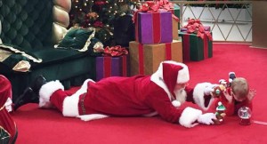 Un Papá Noel juega con niño autista y se viraliza en redes sociales Foto: @autismspeaks