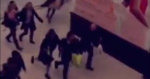 Joven de 20 años asusta a la gente en centro comercial. Foto: Especial