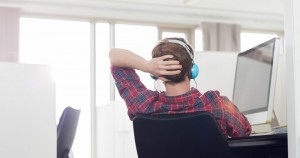 Soundtrack: Playlist de Jorsh Pena para "finalizar un buen día derretido en la comodidad de tu hogar"