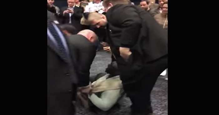 La noche de este lunes, simpatizantes del magnate arremetieron contra un activista afroamericano, que junto a otros manifestantes, interrumpieron el discurso del precandidato republicano en un rally en Las Vegas. Foto: Captura de pantalla