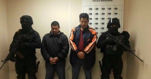Marcos Conde Hernández y Otoniel Linares, de la SSP de Tierra Blanca, fueron detenidos ayer por la desaparición de cinco jóvenes. Foto: Especial