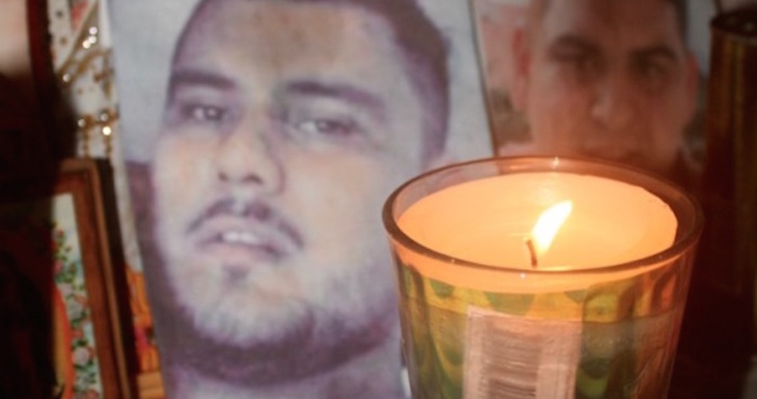 Abuela de Tierra Blanca espera en el MP, sobre pedazos de colchón, el regreso de su hijo