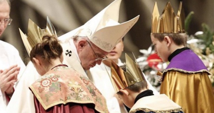 Una reina maga en la misa del vaticano. Foto: Especial