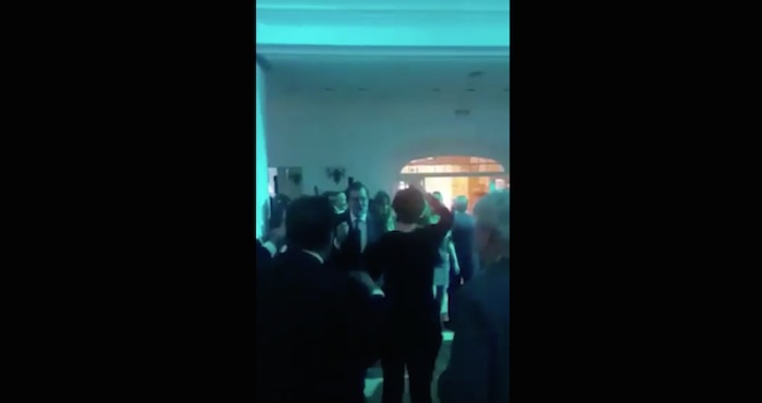 Captan a Rajoy bailando. Foto: Especial