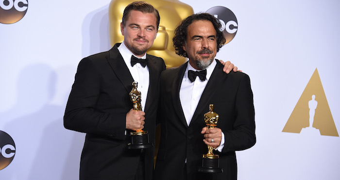 Leonardo DiCaprio y Alejandro González Iñárritu posan con sus premios Oscar, obtenidos por sus trabajos en The Revenant. Foto: Archivo/AP.