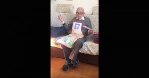 anciano despotrica contra Rajoy por pensión. Foto: Especial