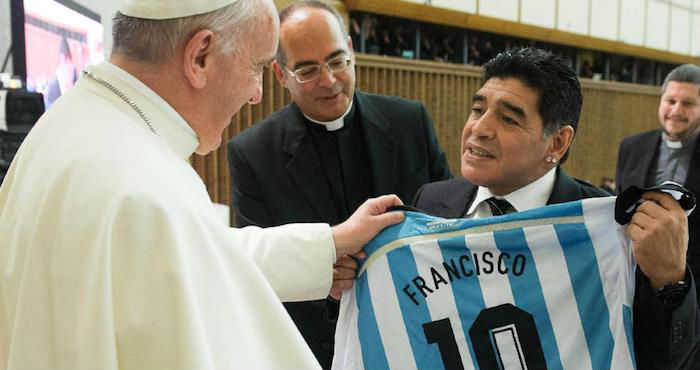 Jorge Mario Bergoglio y ¿D10S?. Foto: AP